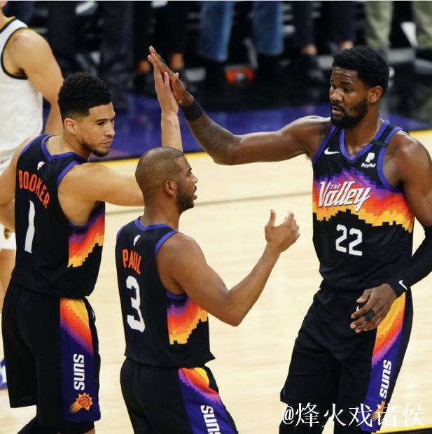 帕克与保罗在场边观战,保罗与文班亚马热情相拥 帕克与保罗在场边观战,保罗与文班亚马热情相拥